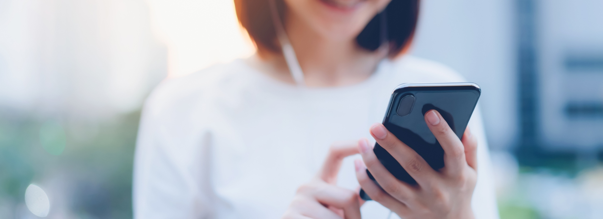 Femme au téléphone en agence immobilière